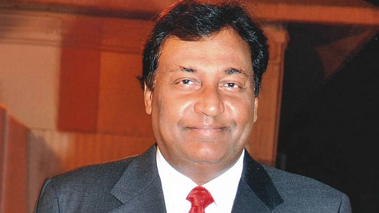 నీరజ్ బజాజ్ అక్టోబర్ 10, 1954న జన్మించారు. ఆయన కేథడ్రల్, జాన్ కానన్ స్కూల్ నుండి పాఠశాల విద్యను పూర్తి చేశారు. ముంబైలోని సిడెన్‌హామ్ కాలేజ్ ఆఫ్ కామర్స్ అండ్ ఎకనామిక్స్ నుండి బ్యాచిలర్ ఆఫ్ కామర్స్ డిగ్రీని పొందారు. అలాగే తరువాత బోస్టన్‌లోని హార్వర్డ్ బిజినెస్ స్కూల్ నుండి MBA పూర్తి చేశారు.