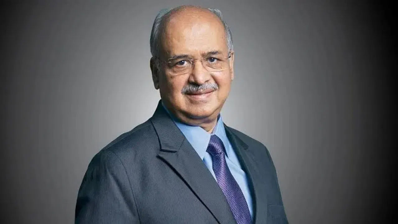 దిలీప్ సంఘ్వి జె.జె. అజ్మీరా హై స్కూల్‌లో చదువుకున్నారు. తరువాత కలకత్తా విశ్వవిద్యాలయం నుండి బ్యాచిలర్ ఆఫ్ కామర్స్ డిగ్రీని పొందాడు. అతను సన్ ఫార్మాస్యూటికల్ ఇండస్ట్రీస్ లిమిటెడ్‌కు మేనేజింగ్ డైరెక్టర్.