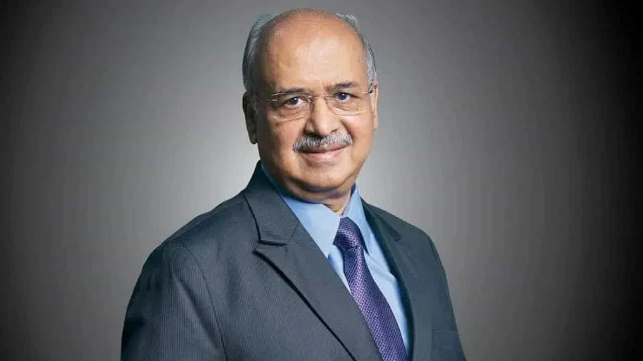 దిలీప్ సంఘ్వి జె.జె. అజ్మీరా హై స్కూల్‌లో చదువుకున్నారు. తరువాత కలకత్తా విశ్వవిద్యాలయం నుండి బ్యాచిలర్ ఆఫ్ కామర్స్ డిగ్రీని పొందాడు. అతను సన్ ఫార్మాస్యూటికల్ ఇండస్ట్రీస్ లిమిటెడ్‌కు మేనేజింగ్ డైరెక్టర్.