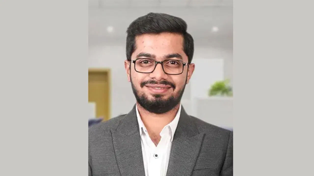 శాశ్వత్ నక్రానీ 2015 నుండి 2019 వరకు ఇండియన్ ఇన్‌స్టిట్యూట్ ఆఫ్ టెక్నాలజీ, ఢిల్లీ (IIT ఢిల్లీ) నుండి టెక్స్‌టైల్ టెక్నాలజీలో తన బ్యాచిలర్ డిగ్రీని పూర్తి చేశారు. తన మూడవ సంవత్సరంలో 19 సంవత్సరాల వయస్సులో అతను అష్నీర్ గ్రోవర్‌తో కలిసి భారత్‌పేను స్థాపించాడు.