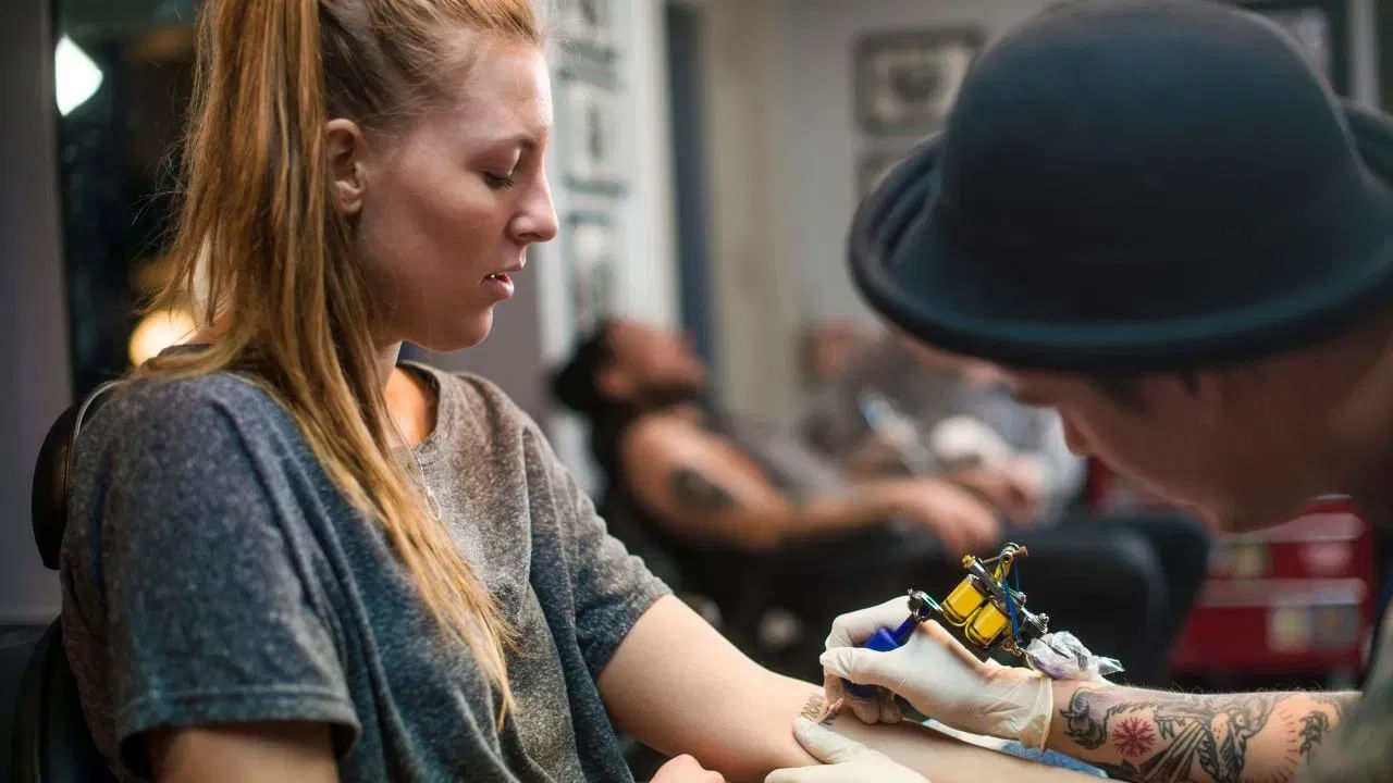 Tattoo Tips: టాటూ వేసుకుంటున్నారా.. ఈ తప్పులు చేస్తే మీకు తిప్పలు తప్పవు..