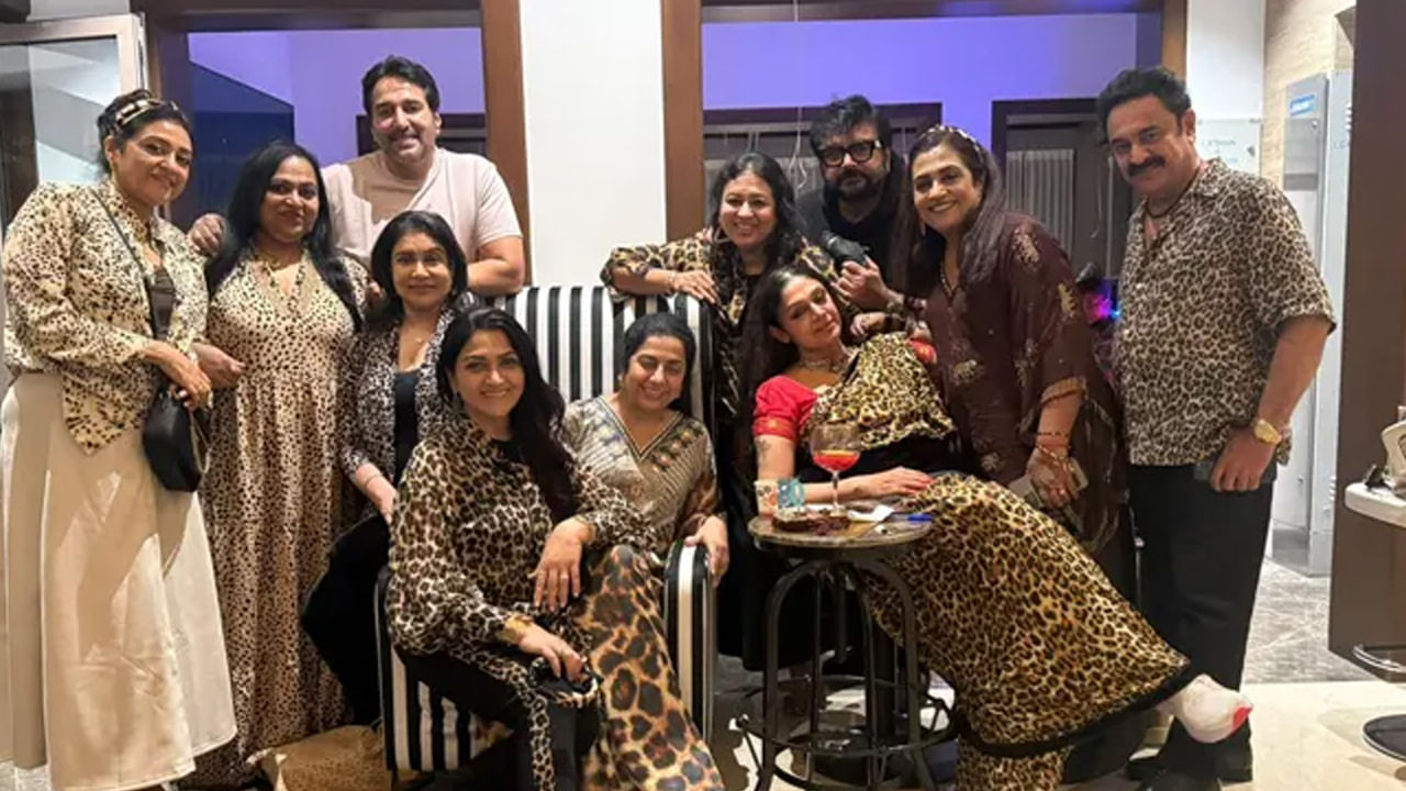 ఈ ఫోటోలను మెగాస్టార్ చిరంజీవి షేర్ చేస్తూ.. ఇవి ఎప్పటికీ అందమైన జ్ఞాపకాలని పేర్కొన్నారు. 80ల నాటి నా ప్రియమైన స్నేహితులతో ప్రతి రీయూనియన్ ఎప్పటికీ మర్చిపోలేను. దశాబ్దాలుగా కొనసాగుతున్న ఈ బంధం విడదీయరానిది. ఎన్నో అందమైన జ్ఞాపకాలు.. మరెన్నో నవ్వులతో ఈ వేడుక ఆనందంగా సాగింది అంటూ రాసుకొచ్చారు.