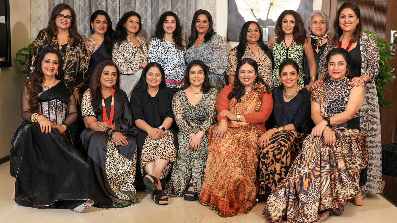 ఇక ఇప్పుడు మరోసారి (#80sStarsReunion) రీయూనియన్ అయ్యారు. ఈవేడుకలో తారలంతా అలనాటి విశేషాలను, జ్ఞాపకాలను పంచుకున్నారు. వెంకటేశ్, చిరంజీవి, జాకీ ష్రాఫ్, శరత్ కుమార్, రాజ్కుమార్ సేతుపతి, నరేశ్, సుప్రియ, నదియ, రాధ, రమ్యకృష్ణ, సుమలత, జయసుధ, శోభన సందడి చేశారు.