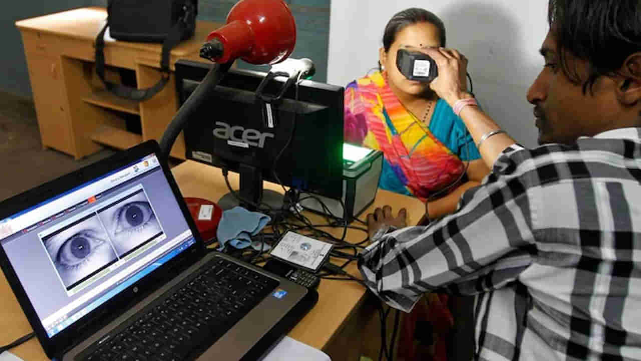 Aadhaar: ఆధార్ సెంటర్లలో అడ్డగోలుగా దోచుకుంటున్నారా.. ఇలా ఫిర్యాదు చేయండి