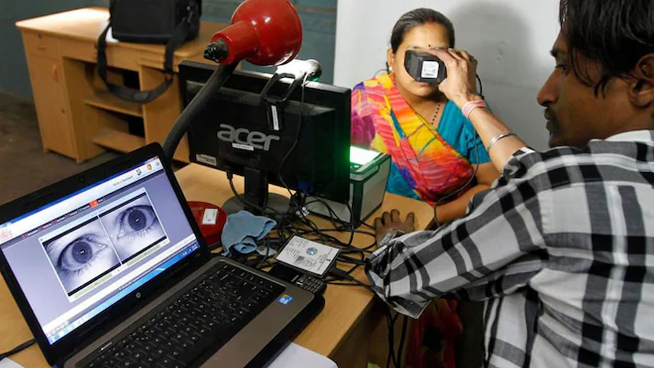 Aadhaar: ఆధార్ సెంటర్లలో అడ్డగోలుగా దోచుకుంటున్నారా.. ఇలా ఫిర్యాదు చేయండి