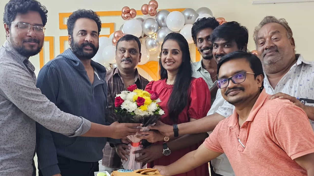 కాగా ప్రస్తుతం తన లక్కీ కోస్టార్ శివాజీతో కలిసి ఓ సినిమాలో నటిస్తోంది లయ. ఈ క్రమంలోనే  లయ పుట్టిన రోజును గ్రాండ్ గా సెలబ్రేట్ చేశారు శివాజీ.