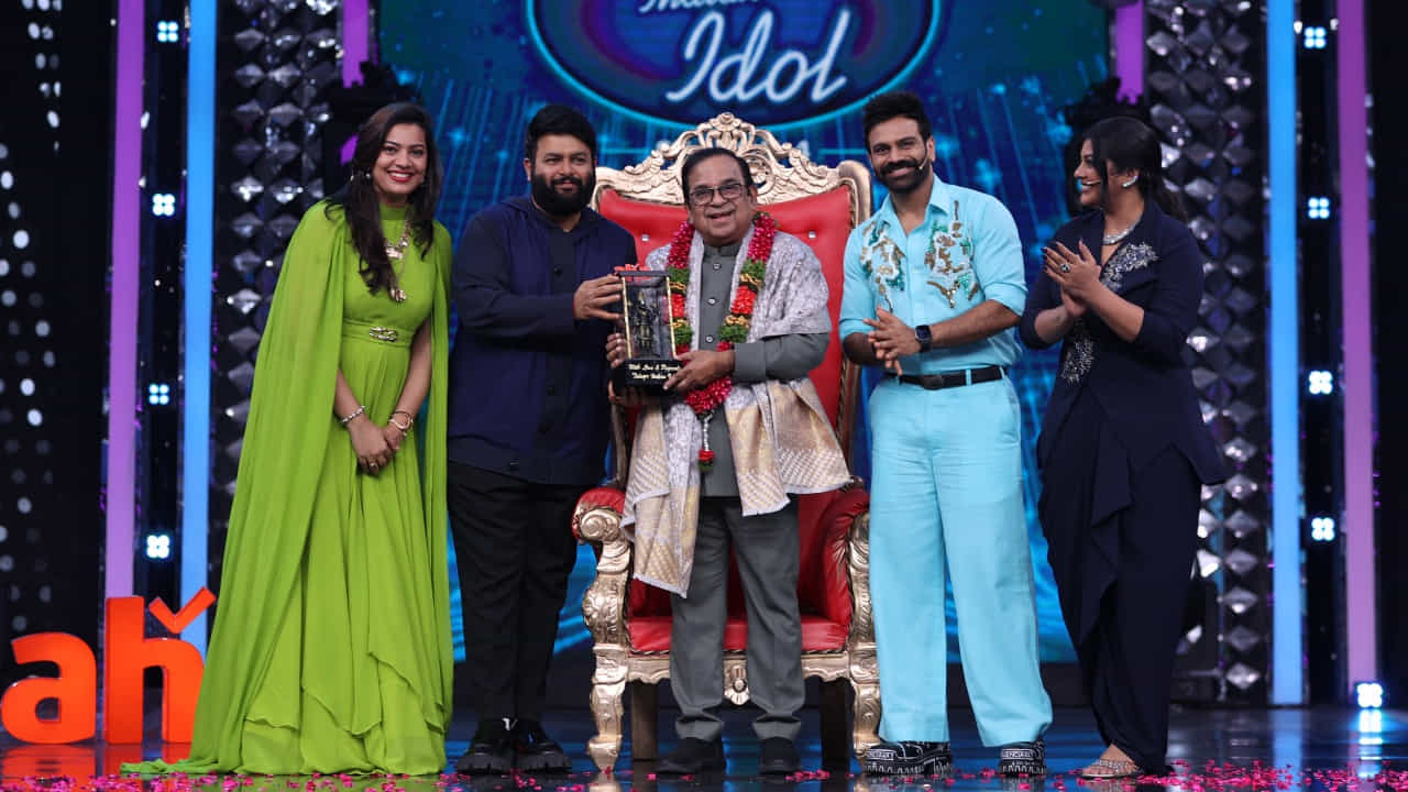 హాస్య బ్రహ్మ బ్రహ్మానందం తెలుగు ఇండియన్ ఐడల్ సీజన్ 4లో సందిడ చేశారు. తనదైన శైలీలో నవ్వుల విందు చేశారు. అలాగే సింగింగ్ షోలో పాల్గొంటున్న గాయనీగాయకులకు మద్దతు తెలిపారు. ఇందుకు సంబంధించిన ఎపిసోడ్ అక్టోబర్ 17, 18 తేదీల్లో స్ట్రీమింగ్ కానుంది. తాజాగా బ్రహ్మానందం వచ్చిన ఎపిసోడ్ ఫోటోస్ రిలీజ్ చేసింది ఆహా.