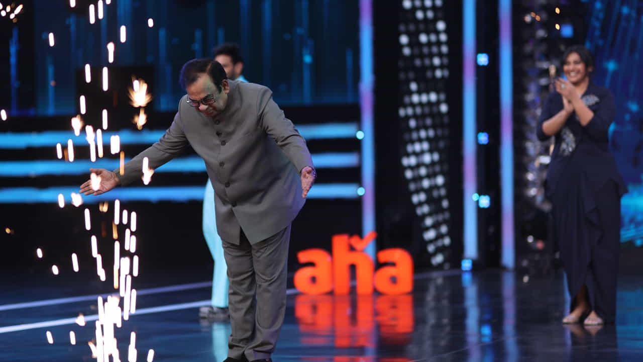 ప్రముఖ తెలుగు ఓటీటీ ప్లాట్ ఫామ్ ఆహా.. ప్రేక్షకులను ఆకట్టుకోవడం ఎప్పుడూ ముందుంటుంది. సూపర్ హిట్ చిత్రాలు, వెబ్ సిరీస్ లు, అదిరిపోయే గేమ్ షోలతో సినీప్రియులను అలరిస్తుంది. ఇక సింగింగ్ టాలెంట్ ఉన్న గాయనీగాయకులకు అద్భుతమైన అవకాశాన్ని అందించేందుకు ఇప్పటికే తెలుగు ఇండియన్ ఐడల్ షో పేరుతో ఓ సింగింగ్ షోను తీసుకువచ్చిన సంగతి తెలిసిందే.