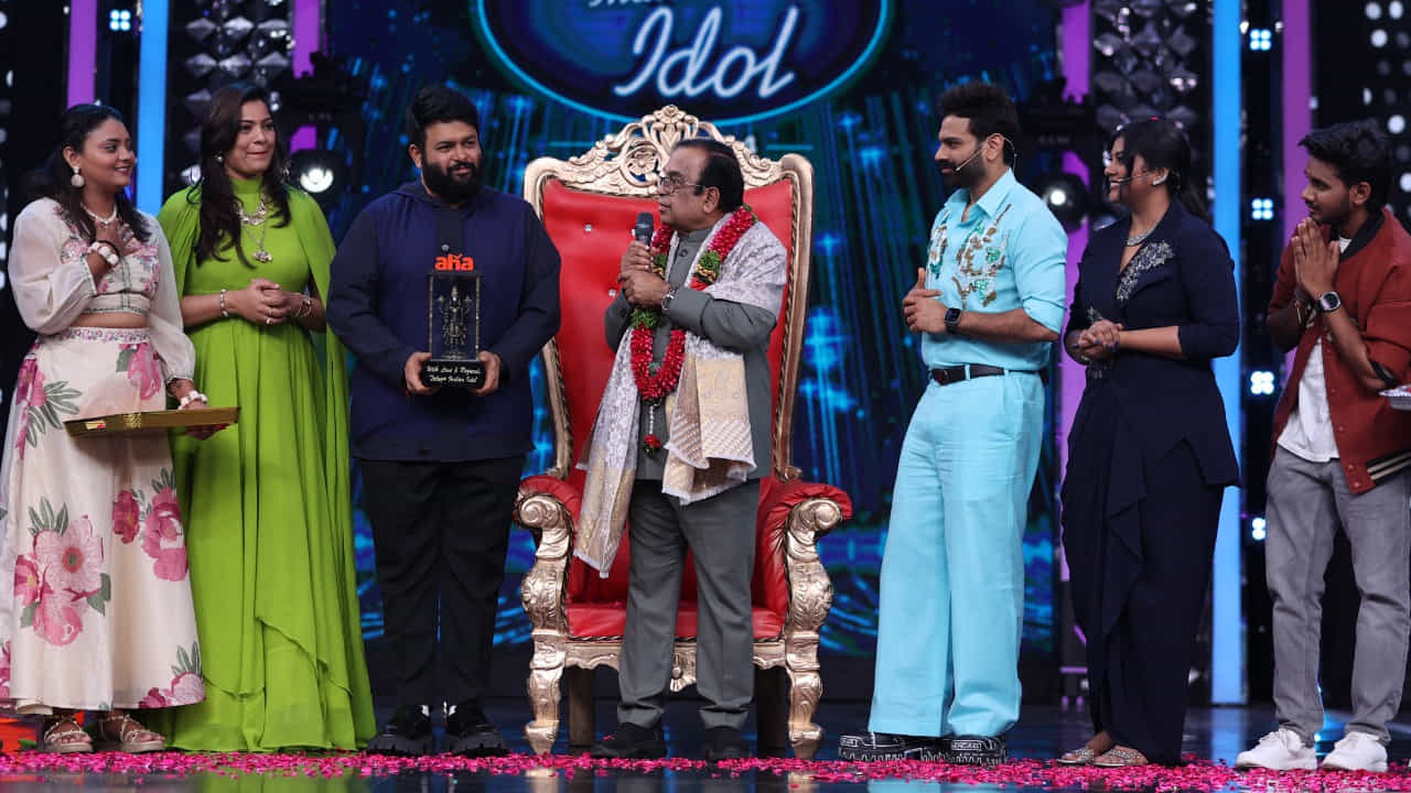 ఇక ఈ షో ద్వారా చాలా మంది కొత్త సింగర్స్ కు అవకాశాలు కల్పించారు తమన్. ఇక ఇప్పుడు కామెడీ కింగ్ బ్రహ్మానందం తెలుగు ఇండియన్ ఐడల్ షోలో పాల్గొని తనదైన శైలీలో అలరించారు. బ్రహ్మానందంకు సంబంధించిన ఎపిసోడ్ ఈనెల 17,18 తేదీల్లో ఆహా ఓటీటీలో చూడొచ్చు.