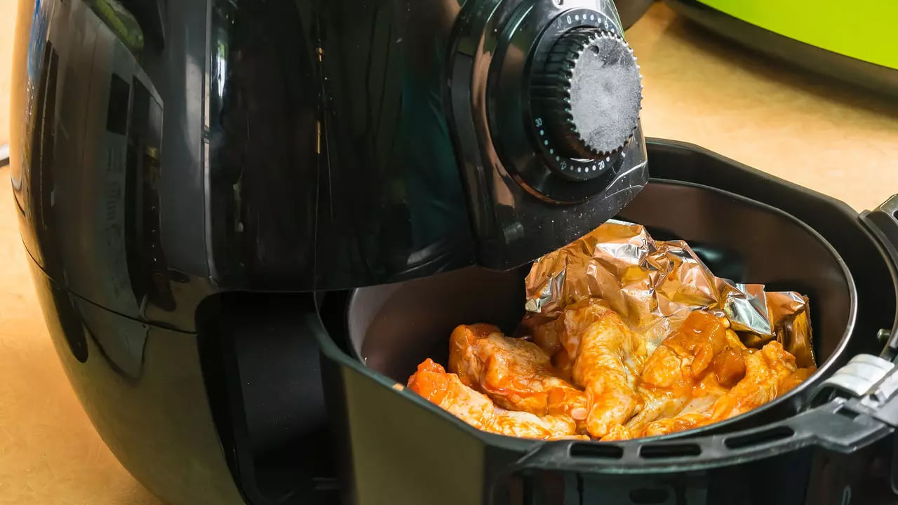 ముఖ్యంగా ఎయిర్ ప్రైయర్స్ ఉపయోగించే వారు క్యాన్సర్ ప్రమాదాన్ని తగ్గించుకోవడానికి కొన్ని చిట్కాలు పాటించాలంట. అందులో ముఖ్యంగా సిరామిక్ లేదా స్టీల్ పూతతో ఉన్న ఎయిర్ ప్రైయర్స్ కొనుగోలు చేయడం వలన క్యాన్సర్ ప్రమాదాన్ని కాస్త తగ్గించుకోవచ్చును. అలాగే మీరు ఎయిర్ ఫ్రైయర్స్ ఉపయోగించనప్పుడు, తక్కువ ఉష్ణోగ్రత పై ఉడికించడం మంచిదంట. మీ ఆహారం కోసం దాదాపు అర టీస్పూన్ నూనె మాత్రమే ఉపయోగించాలంట.