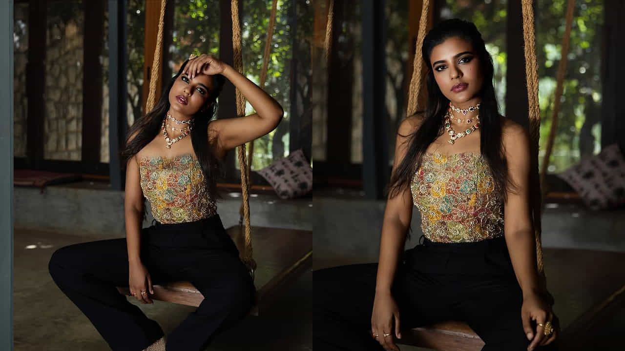 సంక్రాంతికి వస్తున్నాం సినిమాతో మంచి క్రేజ్ సంపాదించుకున్న ముద్దుగుమ్మ ఐశ్వర్యా రాజేష్. ఈ బ్యూటీ గురించి ఎంత చెప్పినా తక్కువే. ఈ ముద్దుగుమ్మ తన అందం, అభినయంతో ఎంతో మందిని ఆకట్టుకొని తనకంటూ ఓ స్పెషల్ ఇమేజ్ క్రియేట్ చేసుకుంది. ప్రస్తుతం వరస సినిమాలో ఫుల్ బిజీ అయిపోయింది.