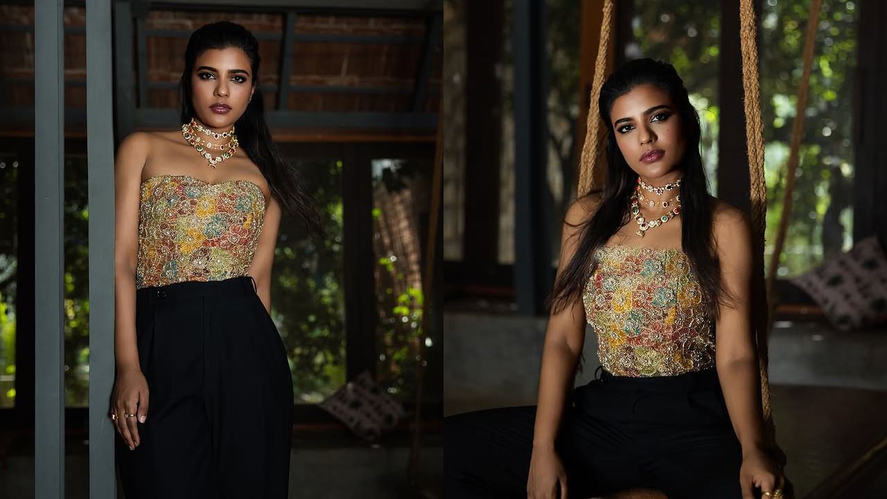 తమిళనాట స్టార్ హీరోయిన్గా మంచి గుర్తింపు తెచ్చుకుంటున్న ఈ చిన్నది, ప్రస్తతం తెలుగులో , తమిళంలో వరస సినిమాలతో ఫుల్ జోష్లో ఉంది. ఈ బ్యూటీ టాలీవుడ్ స్టార్ హీరో వెంకటేష్ సరసన సంక్రాంతికి వస్తున్నాం మూవీలో భాగ్యం పాత్రలో నలుగురు పిల్లలకు తల్లిగా నటించి మెప్పించింది.