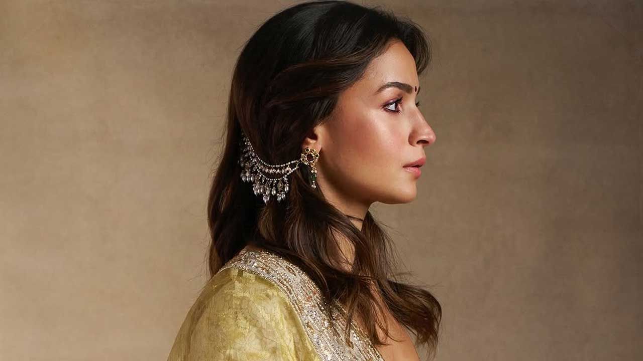 ఇక తెలుగులో ఆర్ ఆర్ ఆర్ సినిమాతో తెలుగు వెండితెరపైకి అడుగు పెట్టింది ఈ ముద్దుగుమ్మ. ఈ మూవీలో సీత పాత్రలో కనిపించి అందరినీ మెప్పించింది. తన నటనతో ప్రతి ఒక్కరినీ కట్టి పడేసింది. ఇక  ఈ ముద్దుగుమ్మ అందానికి ఫిదా అవ్వని వారు లేరనే చెప్పాలి.