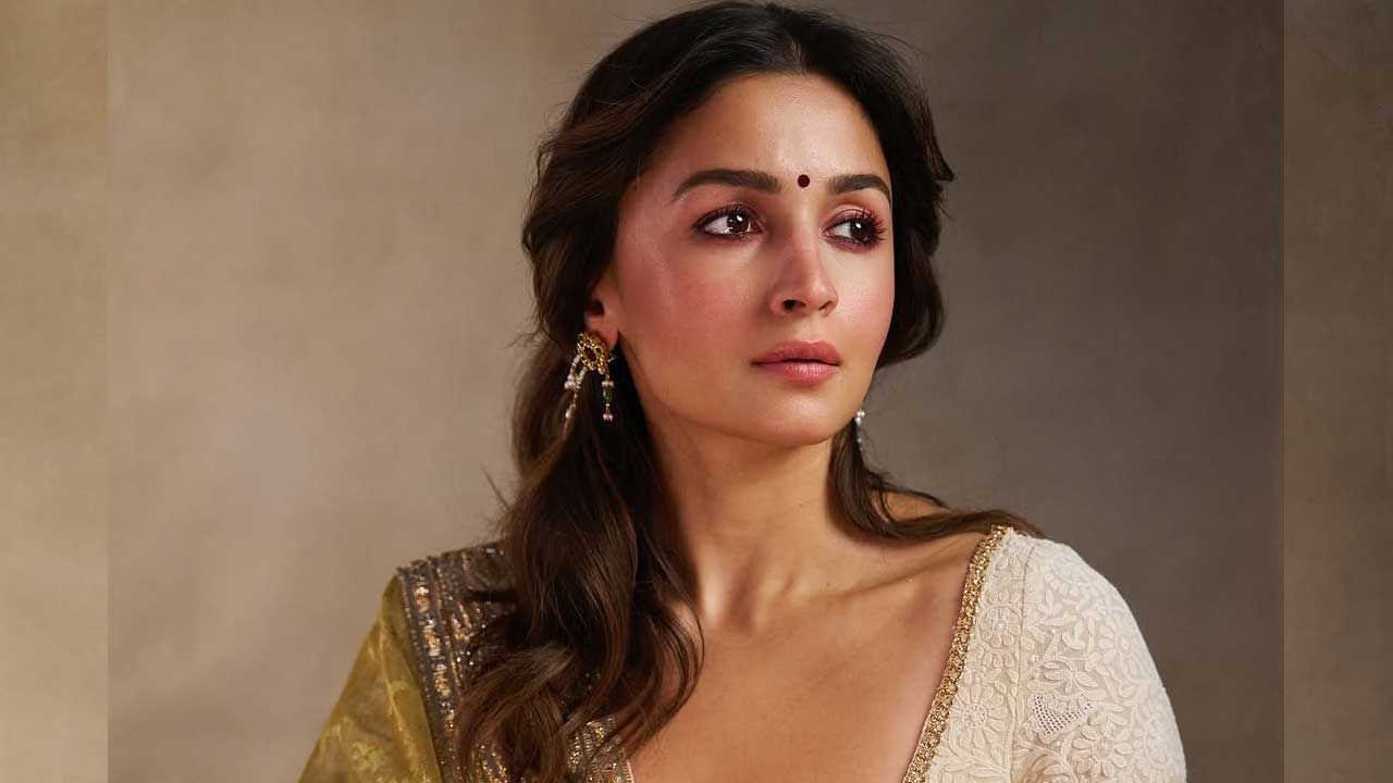 అయితే తెలుగులో తర్వాత కూడా చాలా సినిమాలు చేయాలనుకున్న అలియాకు ఆర్ ఆర్ ఆర్ తర్వాత నిరాశే దక్కిందని చెప్పాలి. ఈ మూవీ తర్వాత ఈ ముద్దుగుమ్మకు తెలుగులో అంతగా అవకాశాలు రావడం లేదు. దీంతో బాలీవుడ్‌లో వరస ప్రాజెక్ట్స్ చేస్తుంది.