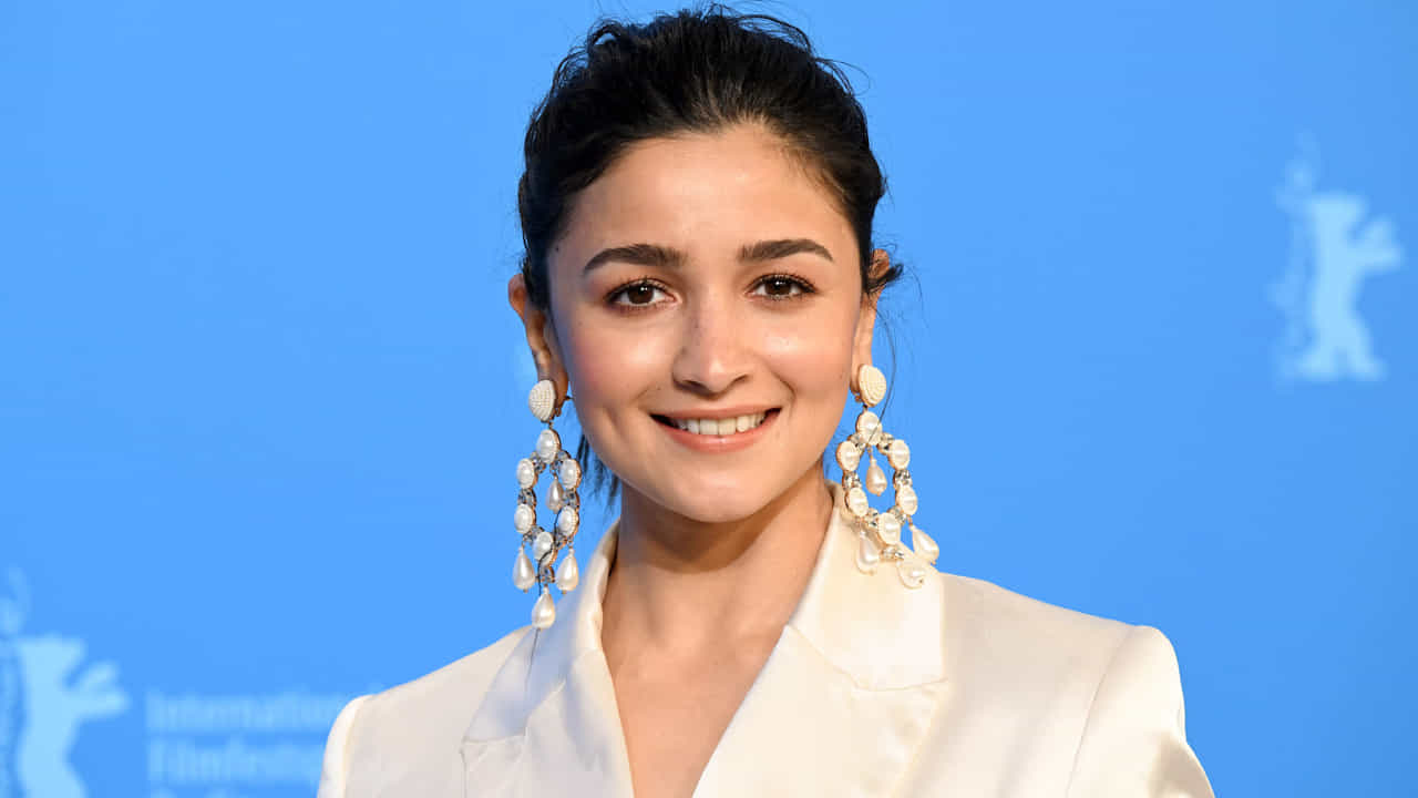 బట్టల బిజినెస్‌.. ఆలియా భట్ నేడు బాలీవుడ్‌లో అత్యంత ఖరీదైన, ప్రజాదరణ పొందిన నటీమణులలో ఒకరు. ఆమె చాలా చిన్న వయస్సులోనే తన సంపాదనలో రికార్డులు సృష్టించింది. ఆమె తన సొంత నిర్మాణ సంస్థను కూడా ప్రారంభించింది, దుస్తుల బ్రాండ్‌ను నడుపుతోంది. టైమ్స్ ఆఫ్ ఇండియా నివేదిక ప్రకారం, ఆలియా నికర విలువ సుమారు రూ.550 కోట్లుగా అంచనా. 