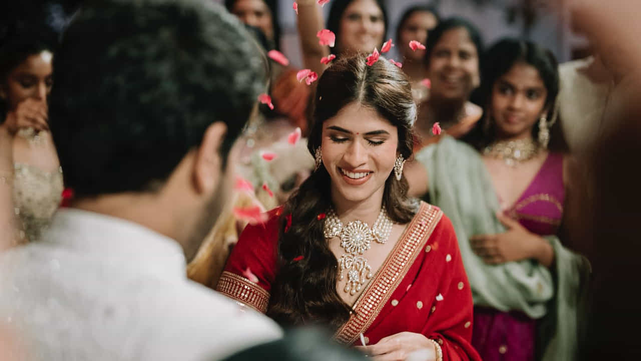 ఇరు కుటుంబాలతోపాటు అతికొద్ది మంది బంధువులు, సన్నిహితుల సమక్షంలో అల్లు శిరీష్, నయనిక నిశ్చితార్థ వేడుక జరిగినట్లు తెలుస్తోంది. రెండు కుటుంబాల పెద్దల సమక్షంలలో వీరిద్దరు ఉంగరాలు మార్చుకున్నారు. ఇందుకు సంబంధించిన ఫోటోస్ వైరలవుతున్నాయి. 