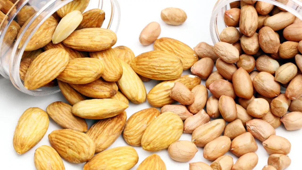 రెండు ఆరోగ్యానికి మంచివే అయినప్పటికీ, వాటి లక్ష్యాల ఆధారంగా ఎంచుకోవచ్చు. బాదం ఫైబర్ స్థాయిలను పెంచడానికి, యాంటీఆక్సిడెంట్లను అందించడానికి బాదం అనువైనది. ఆకలిని నియంత్రించడంలో అధిక ఫైబర్ కీలక పాత్ర పోషిస్తుంది. ఇది మొత్తం ఎముక మరియు గుండె ఆరోగ్యానికి కూడా సహాయపడుతుంది.