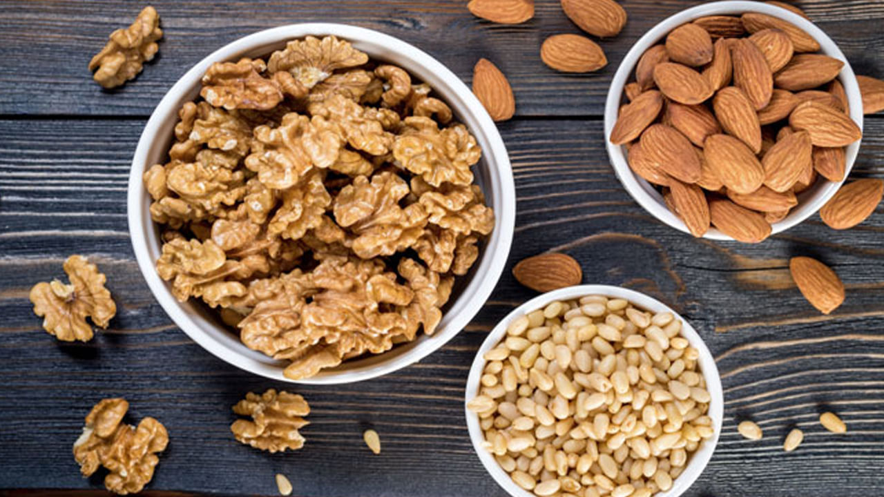 బాదం, వాల్‌నట్స్: గుండె ఆరోగ్యానికి బాదం, వాల్‌నట్స్ కూడా మంచి ఎంపిక. వీటిలో ఏండే ఆరోగ్యకరమైన కొవ్వులు, ఫైబర్ విటమిన్ E గుండె వాపును తగ్గిస్తాయి. కాబట్టి ప్రతిరోజూ ఒక గుప్పెడు బాదం, వాల్‌నట్స్ తినడం వల్ల కొలెస్ట్రాల్ స్థాయిలను సమతుల్యం చెంది గుండె సమస్యలు రాకుండా కాపాడుతాయి.