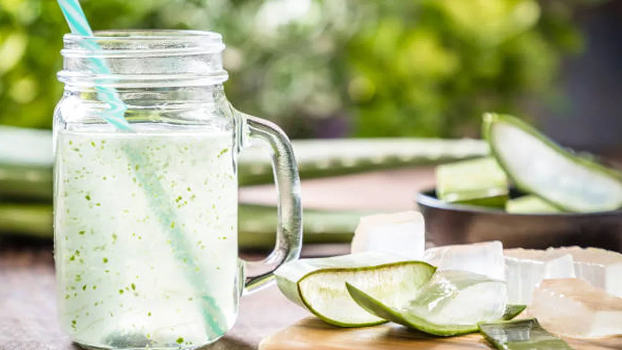 కలబంద రసం: కూల్నెస్ శీతలీకరణ, ఉపశమన లక్షణాలకు ప్రసిద్ధి చెందిన కలబంద రసం, పేగు ఆరోగ్యాన్ని కాపాడుతుంది. పేగు మంటను శాంతపరుస్తుంది. మలబద్ధకం నుండి ఉపశమనం కలిగిస్తుంది. ఇది శ్లేష్మ కణజాలం మరమ్మత్తులో సహాయపడుతుంది. ప్రకోప ప్రేగు సిండ్రోమ్ లక్షణాలను నిర్వహించడంలో సహాయపడుతుంది.