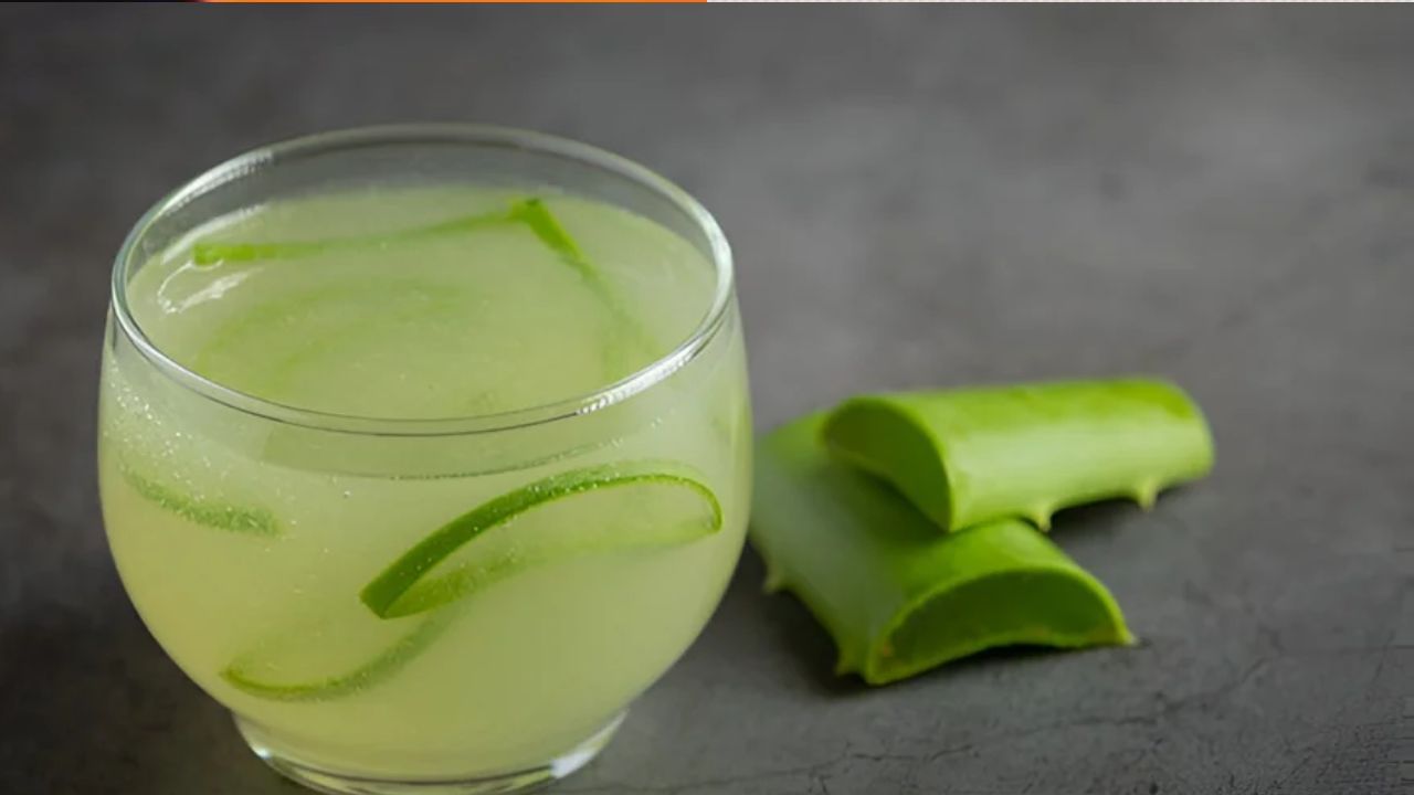 కలబంద రసం: కలబంద మన చర్మానికే కాదు, మన కడుపునకు కూడా ఎంతో మంచింది. ఇందులో యాంటీ ఇన్ఫ్లమేటరీ లక్షణాలు ఉంటాయి ఇవి పేగులకు కూలింగ్ ప్యాడ్ లాగా పనిచేస్తాయి. మలబద్ధకం, IBS (ఇరిటబుల్ బవెల్ సిండ్రోమ్) వంటి సమస్యలతో బాధపడేవారికి కలబంద రసం గొప్ప పరిష్కారంగా ఉంటుంది.