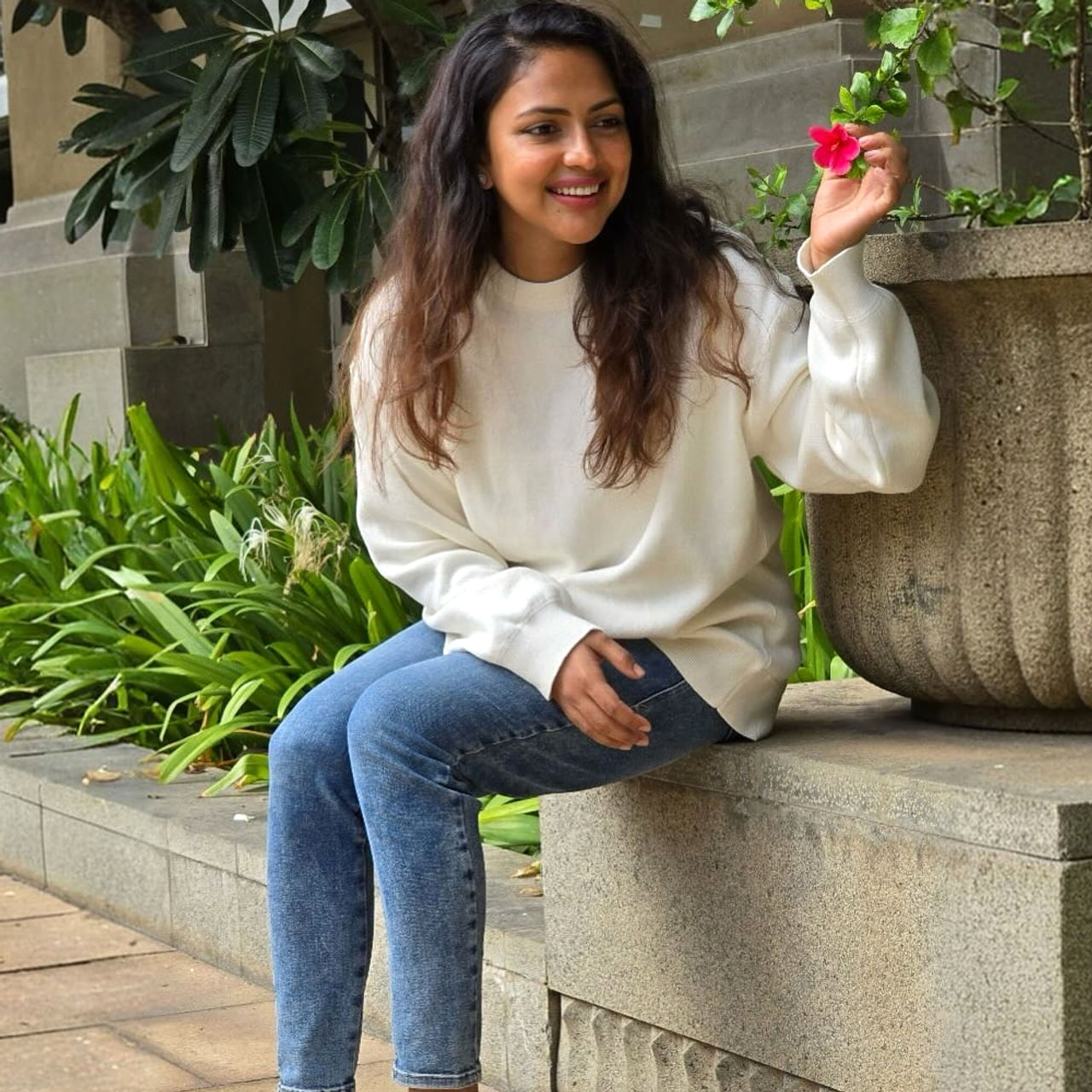 అమలా పాల్ ప్రస్తుతం సినిమాల స్పీడ్ తగ్గించింది. ఈ అమ్మడు ఎక్కువగా  తమిళం, మలయాళం, తెలుగు సినిమాలతో పాటు కొన్ని హిందీ చిత్రాల్లోనూ నటిస్తుంది. ఈ ముద్దుగుమ్మ 1991 అక్టోబర్ 26న కేరళలోని ఎర్నాకుళంలో మలయాళ క్రైస్తవ కుటుంబంలో జన్మించింది. అమలాపాల్ అసలు పేరు అనఖ.