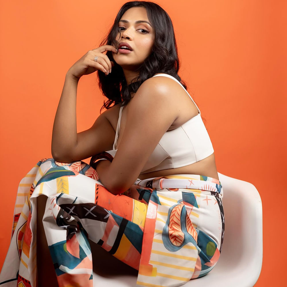 అమలా పాల్ 2009లో మలయాళ చిత్రం నీలతామరతో సినీ రంగంలోకి అడుగుపెట్టింది. తర్వాత తమిళ చిత్రం మైనా (2010) ఆమెకు తమిళనాడు రాష్ట్ర అవార్డును తెచ్చిపెట్టింది. తెలుగులో బెజవాడ (2011)తో ఎంట్రీ ఇచ్చింది అమలాపాల్.