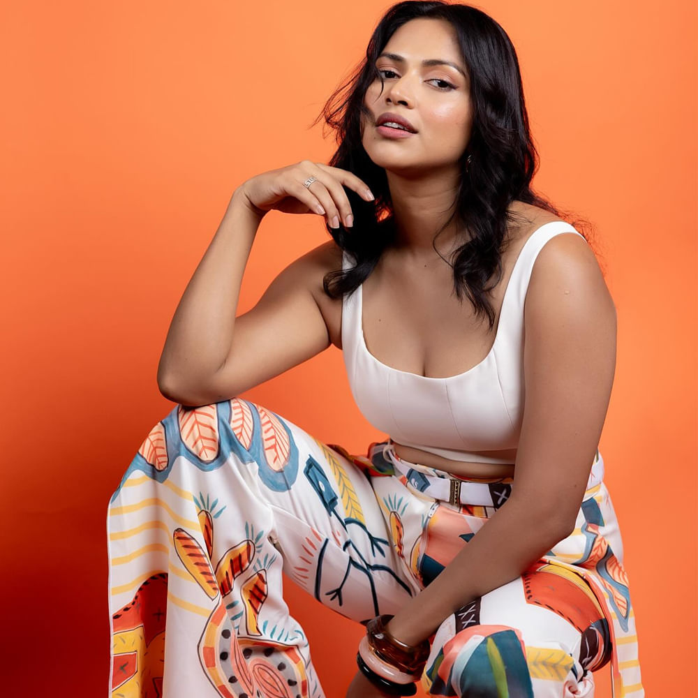 అమలా పాల్ సోషల్ మీడియాలో చురుకుగా ఉంటూ అభిమానులతో తన వ్యక్తిగత, వృత్తి జీవిత విశేషాలను పంచుకుంటుంది. 2024 అక్టోబర్‌లో తన 33వ పుట్టినరోజును బాలిలో జరుపుకుంది. ఆమె గ్లామర్, బోల్డ్ లుక్‌లతో నెటిజన్లను ఆకట్టుకుంటోంది. ప్రస్తుతం తల్లిగా, భార్యగా తన జీవితాన్ని ఆస్వాదిస్తూ సినిమాలకు తాత్కాలిక విరామం ఇచ్చింది.