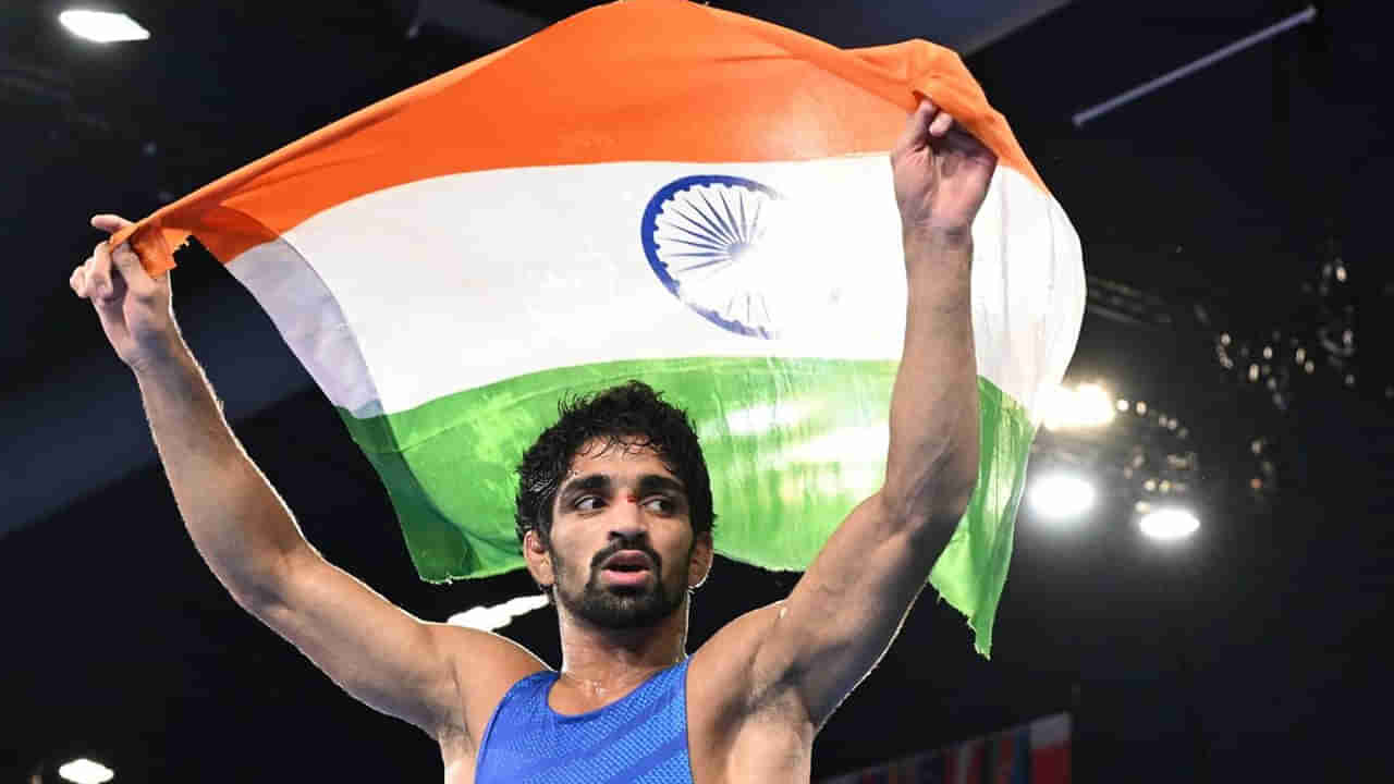 Aman Sehrawat: ఒలింపిక్ పతక విజేతపై ఏడాది నిషేధం.. ఊహించని షాకిచ్చిన భారత రెజ్లింగ్ సమాఖ్య