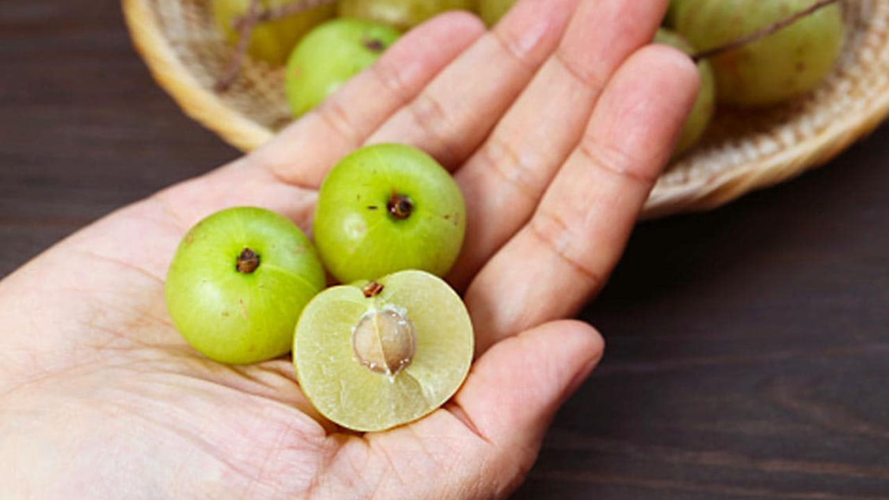 రోగనిరోధక శక్తి కోసం: ముఖ్యంగా కొన్ని ఆహార పదార్థాల వల్ల శరీరం మొత్తం బలహీనపడుతుంది. ఇది ఊపిరితిత్తులను ప్రభావితం చేస్తుంది. రోగనిరోధక వ్యవస్థకు నష్టాన్నికలిగిస్తుంది. దీని నుండి మీ రోగనిరోధక శక్తిని పునరుద్ధరించాలనుకుంటే, విటమిన్ సి ఆహారాలను ఎక్కువగా తీసుకోండి. ముఖ్యంగా ప్రతిరోజూ గూస్బెర్రీస్ తినండి.