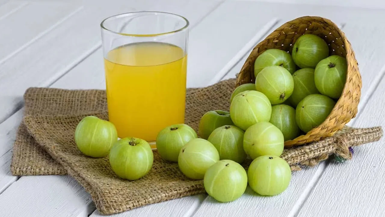 కనీసం వారంలో ఒక్కసారి అయినా సరే ఉసిరి జ్యూస్ తాగడం వలన ఇది రక్తంలోని చక్కెర స్థాయిలను నియంత్రిస్తుందని చెబుతున్నారు ఆరోగ్య నిపుణులు. అందువలన డయాబెటీస్ పేషెంట్స్ ఉసిరి జ్యూస్ తాగడం ఆరోగ్యానికి వరం లాంటిదేనంట.