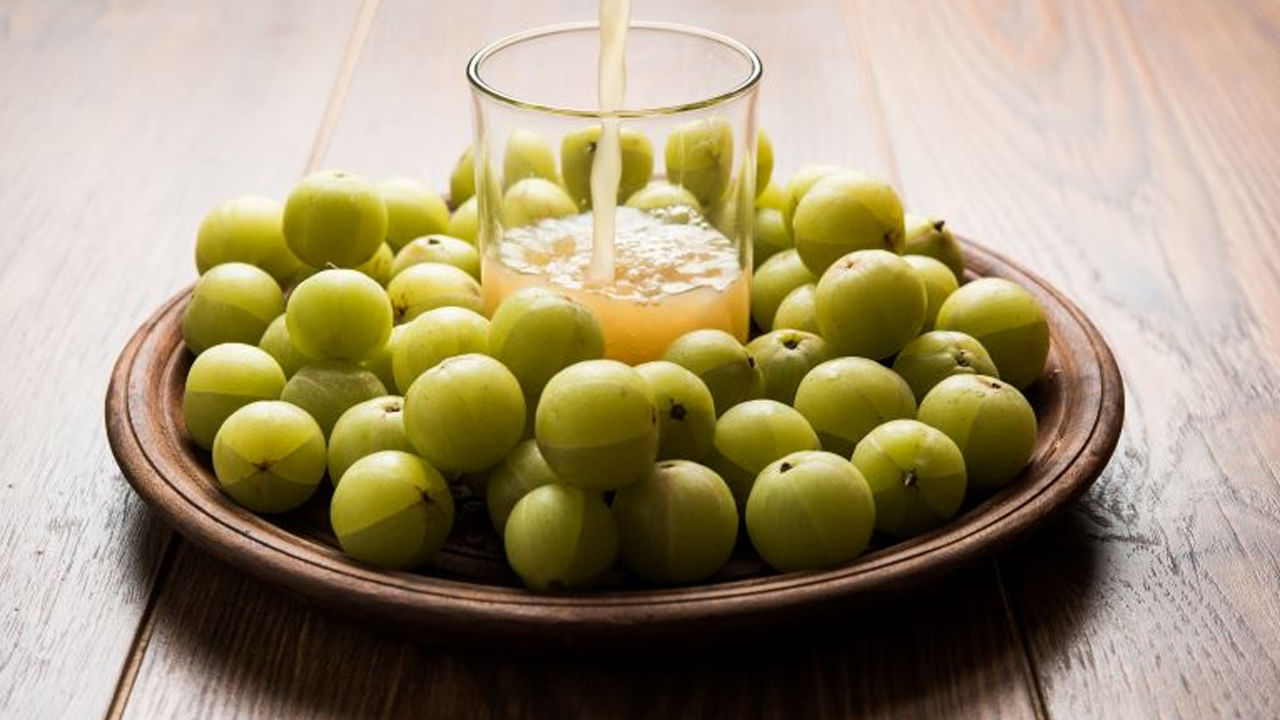 ఉసిరి రసం బరువు తగ్గాలి అనే వారికి మంచి మెడిసన్ అని చెప్పాలి. ఎవరైతే చాలా రోజుల నుంచి బరువు తగ్గాలి అనుకుంటారో, వారు క్రమం తప్పకుండా ఉసిరి రసం తాగాలి. దీని వలన త్వరగా బరువు తగ్గుతారు.