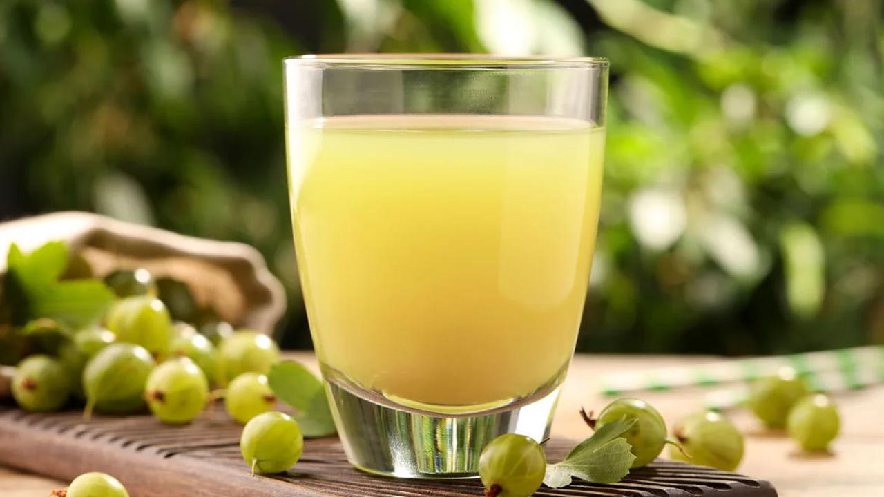 అదే ఉసిరి. ఇది మన ఆరోగ్యానికి చాలా మేలు చేస్తుందనే సంగతి అందరికీ తెలుసు. ఉసిరి రోగనిరోధక శక్తిని పెంచడంలోనూ సహాయపడుతుంది. అంతేకాకుండా ఇది అనేక ఆరోగ్య సమస్యలకు శాశ్వత నివారిణి కూడా. 