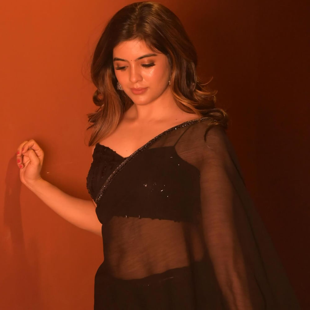 ప్రస్తుతం ఈ బ్యూటీ తెలుగులో పలు సినిమాల్లో నటిస్తుంది. కానీ హనుమాన్ సినిమా తర్వాత క్రేజ్ వచ్చినప్పటికీ ఆశించిన స్థాయిలో అవకాశాలు మాత్రం రావడం లేదు. ఈ అమ్మడు సరైన అవకాశం కోసం వెయిట్ చేస్తుంది. అలాగే సోషల్ మీడియాలో యాక్టివ్ గా ఉంటూ నిత్యం ఏదోక పోస్ట్ చేస్తుంది.