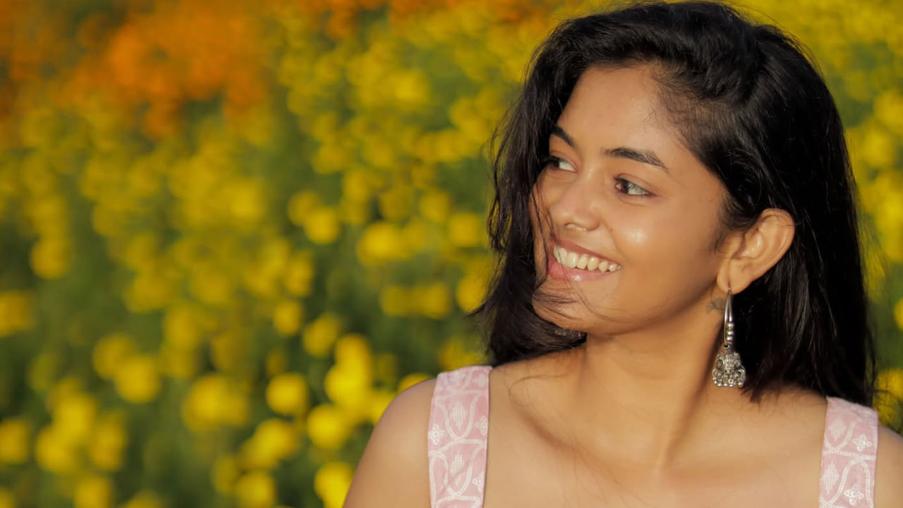 ఈ బ్యూటీ తన నటనతో ప్రతి ఒక్కరినీ ఆకట్టుకుంది. దీంతో యూట్యూబ్‌ షార్ట్ ఫిల్మ్స్‌లో చాలా ఆఫర్స్ రావడంతో చాలా వాటిల్లో నటించి, యూట్యూబ్ స్టార్‌గా పాపులారిటీ సంపాదించుకుంది. తర్వాత సిల్వర్ స్క్రీన్ పై ఎంట్రీ ఇచ్చి, పలు సినిమాల్లో తన నటనతో అందరినీ ఆకట్టుకుంటుంది.