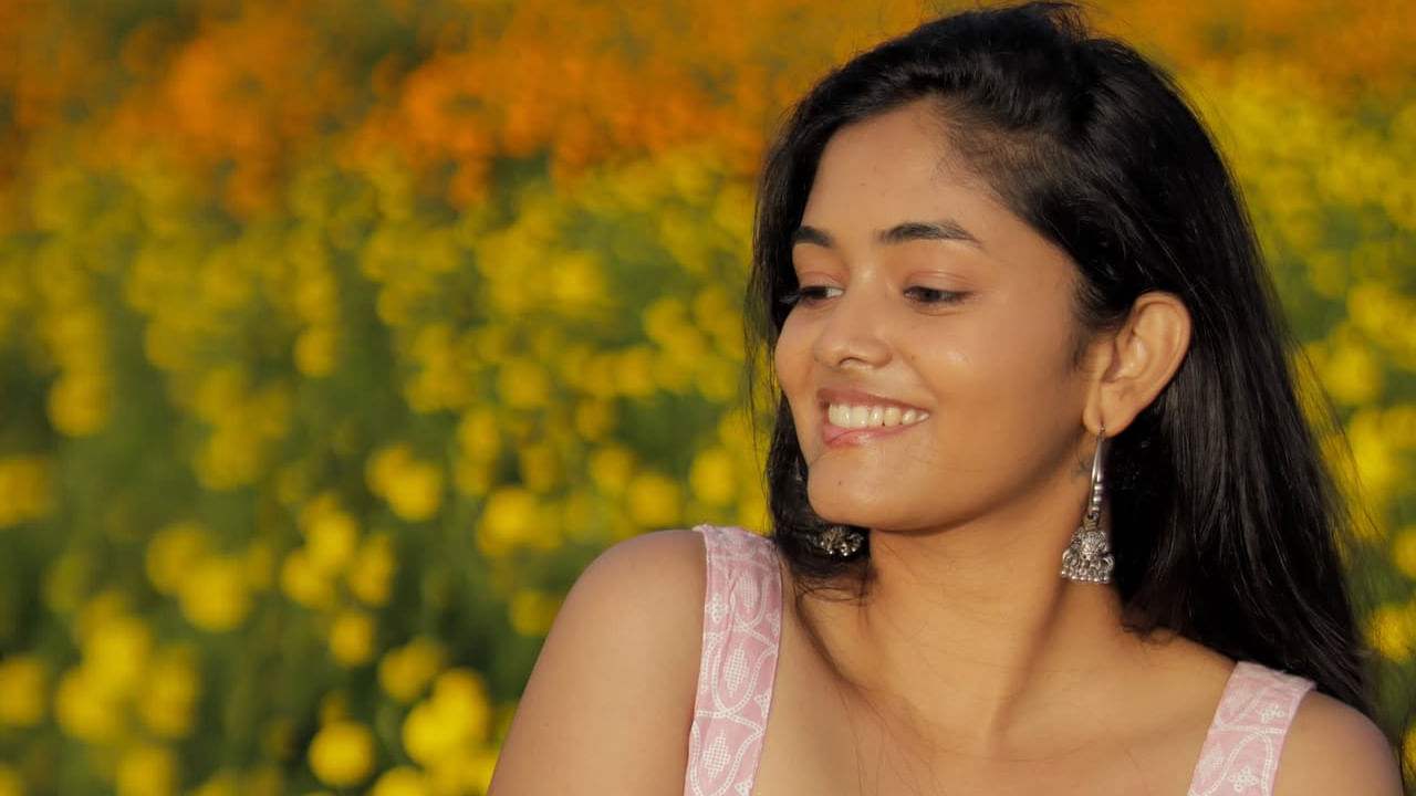 ఇక ఎప్పుడూ సోషల్ మీడియాలో చాలా యాక్టివ్‌గా ఉండే ఈ ముద్దుగుమ్మ, తాజాగా సింపుల్ లుక్‌లో ఉదయకిరణాలలో తన అంద చందాలతో అందరినీ ఆకట్టుకుంటుంది. ప్రస్తుతం దీనికి సంబంధించిన ఫొటోస్ నెట్టింట తెగ వైరల్ అవుతున్నాయి. మరి మీరు కూడా ఆఫొటోస్ పై ఓ లుక్ వేయండి.