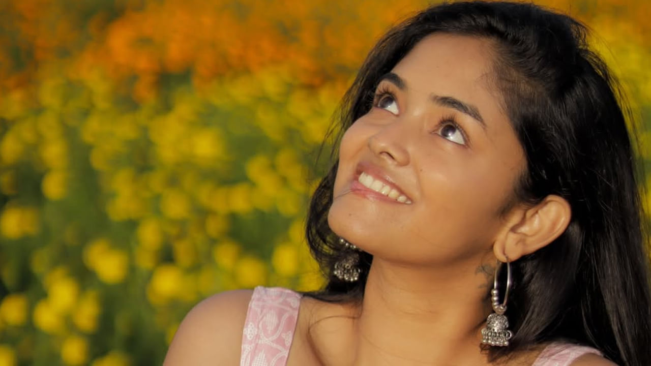 ఈ బ్యూటీ ఏకంగా రామ్ చరణ్, గేమ్ చేంజర్,  లక్కీ భాస్కర్ వంటి సినిమాల్లో కీలక పాత్రలో నటించి మెప్పించింది. అంతే కాకుండా ప్రస్తుతం ఈ చిన్నది వెబ్ సిరీస్‌లే కాకుండా పలు సినిమాల్లో కూడా ఛాన్స్ కొట్టేసి, వరస ప్రాజెక్ట్‌లతో ఫుల్ బిజీగా ఉన్నట్లు టాక్.