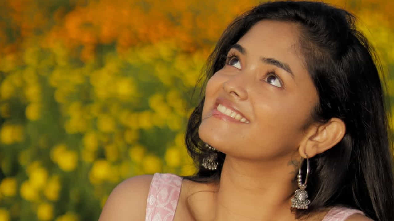 ఈ బ్యూటీ ఏకంగా రామ్ చరణ్, గేమ్ చేంజర్, లక్కీ భాస్కర్ వంటి సినిమాల్లో కీలక పాత్రలో నటించి మెప్పించింది. అంతే కాకుండా ప్రస్తుతం ఈ చిన్నది వెబ్ సిరీస్లే కాకుండా పలు సినిమాల్లో కూడా ఛాన్స్ కొట్టేసి, వరస ప్రాజెక్ట్లతో ఫుల్ బిజీగా ఉన్నట్లు టాక్.