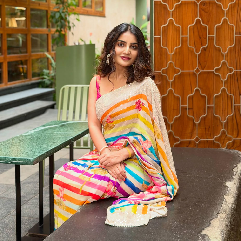 సోషల్ మీడియాలో యాక్టివ్ గా ఉండే అనన్య తాజాగా కొన్ని ఫోటోలను పంచుకుంది. చీరకట్టులో అదరగొట్టింది అనన్య నాగళ్ళ. రంగుల చీరలో మతిపోగొట్టింది అనన్య నాగళ్ల. ఈ ఫోటోలకు కుర్రాళ్లు ఫిదా అవుతున్నారు.