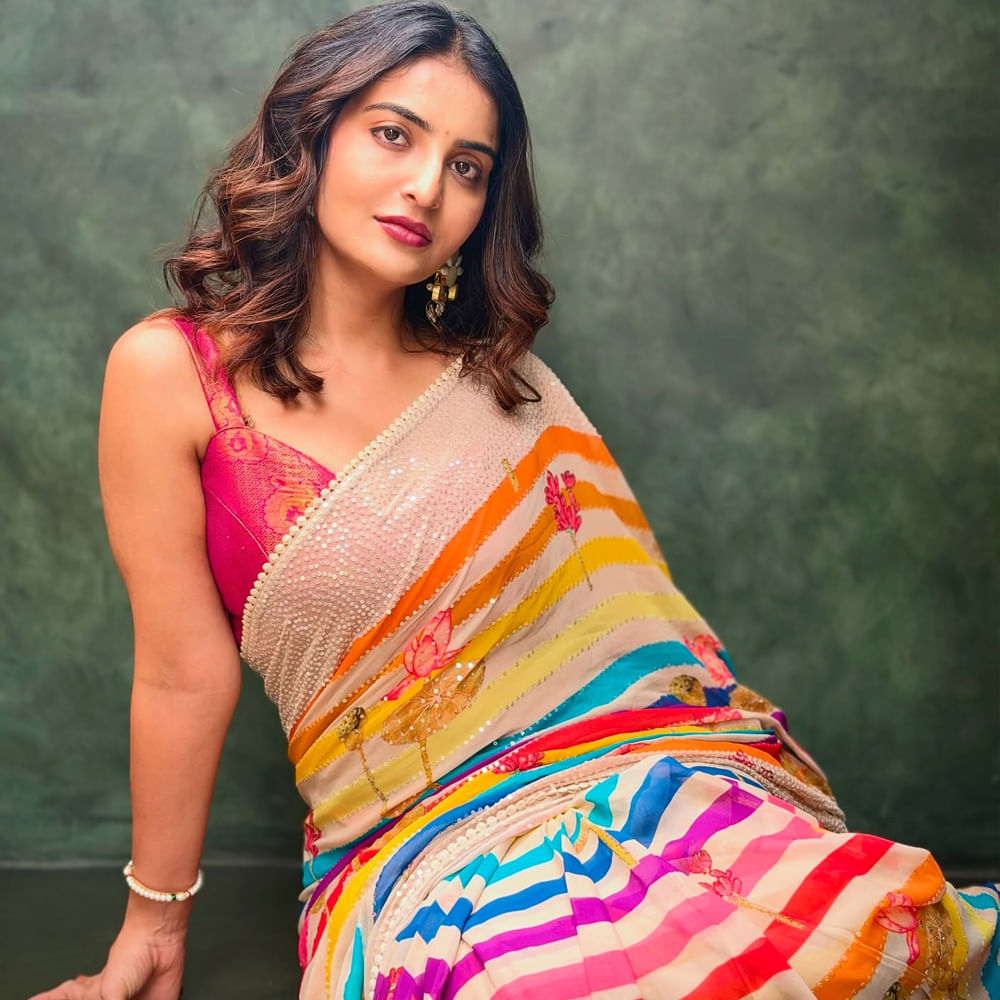 షాదీ అనే షార్ట్ ఫిల్మ్ లో నటించినందుకు ఆమెకు ఉత్తమ నటిగా సైమా అవార్డ్ అందుకుంది. ఆ తర్వాత ప్రియదర్శితో కలిసి మల్లేశం అనే సినిమాతో ఇండస్ట్రీలోకి అడుగు పెట్టింది. పవన్ కల్యాణ్ వకీల్ సాబ్ తో మంచి గుర్తింపు తెచ్చుకుంది.