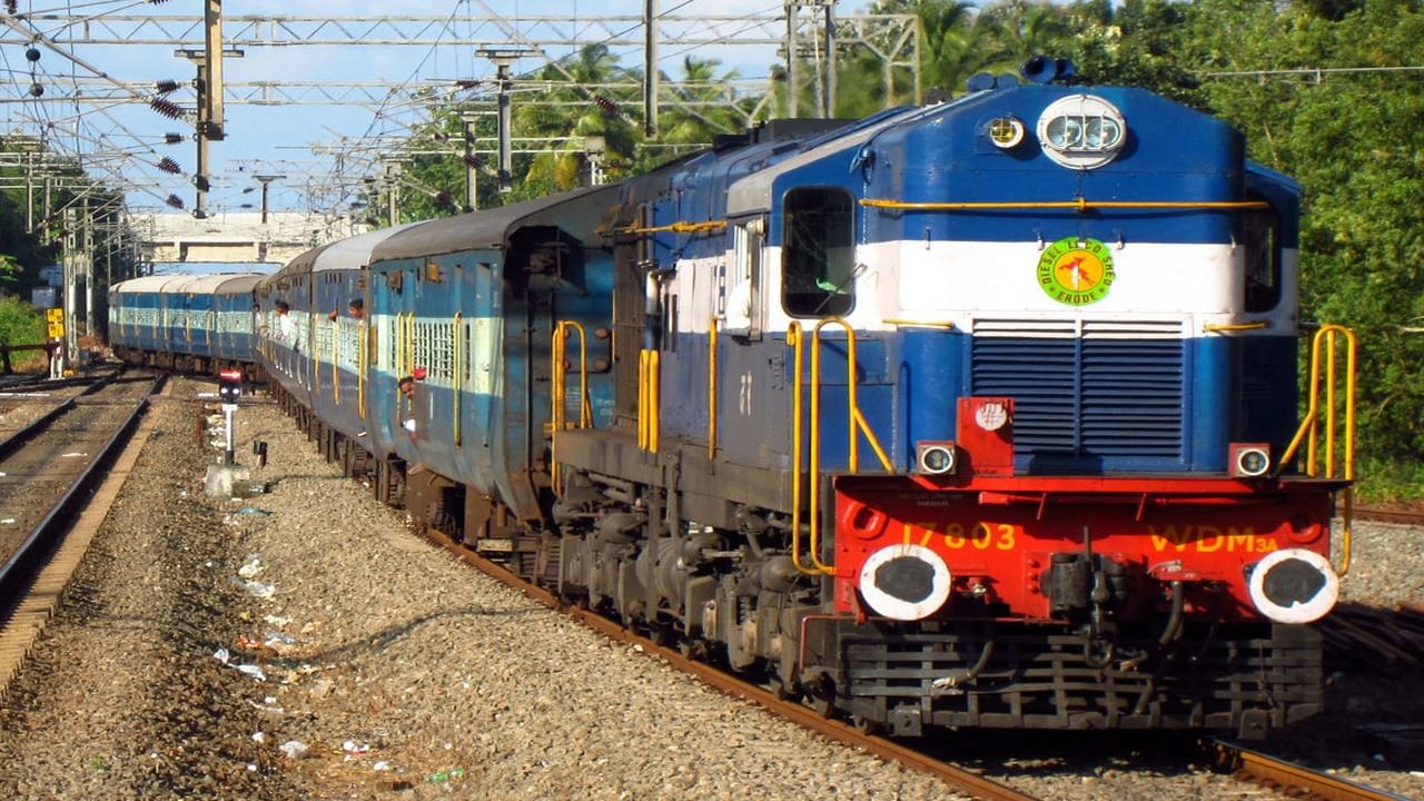 Andhra News: అయ్యో ఎంత విషాదం.. ట్రైన్ కిందపడి కుటుంబం ఆత్మహత్య.. అసలు కారణం ఇదే..