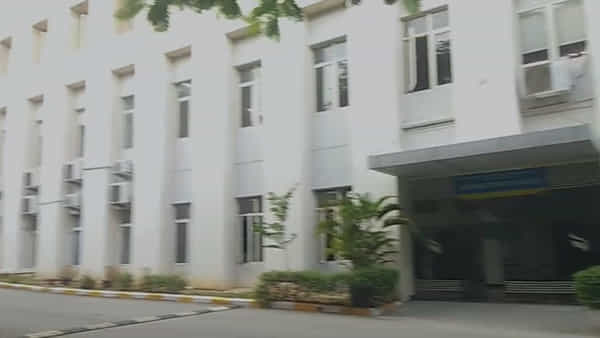 Andhra: మహిళ స్నానం చేస్తుండగా మెరిసిన ఏదో లైట్.. ఏంటా అని పరిశీలించగా