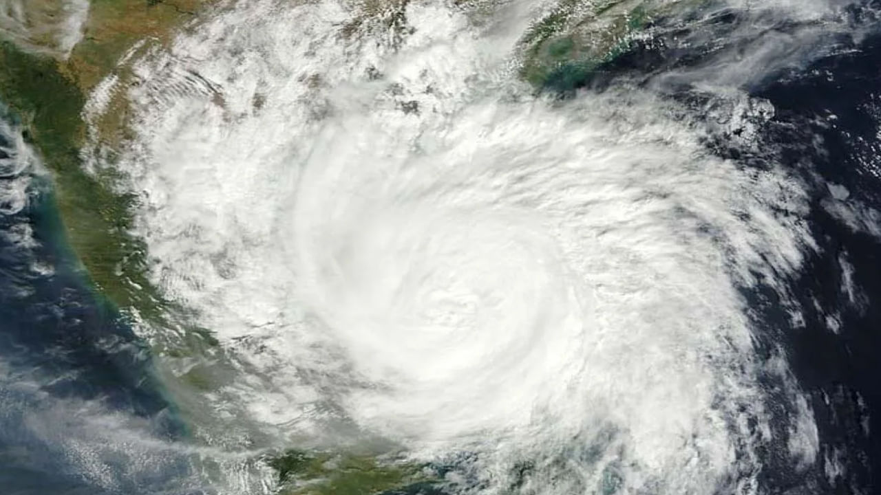 Cyclone Alert: ఏపీవైపు కదులుతున్న తుఫాన్.. అప్రమత్తమైన ప్రభుత్వం.. ఇవిగో లేటెస్ట్ అప్‌డేట్స్..