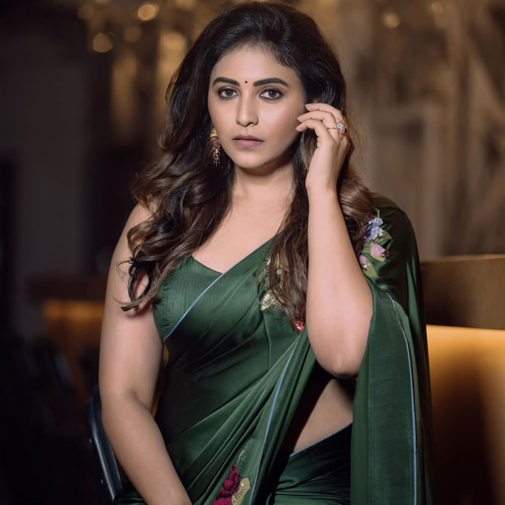  అలాగే పవన్ కళ్యాణ్ నటించిన వకీల్ సాబ్ చిత్రంలో కీలకపాత్ర పోషించింది. అంతకు ముందు సీతమ్మ వాకిట్లో సిరిమల్లె చెట్టు చిత్రంలో సీత పాత్ర కూడా ఆమెకు చాలా ప్రశంసలు , కీర్తిని తెచ్చిపెట్టింది. 2013లో వచ్చిన ఈ సినిమాలో మహేష్ బాబు, వెంకటేశ్ ప్రధాన పాత్రలలో నటించారు. 