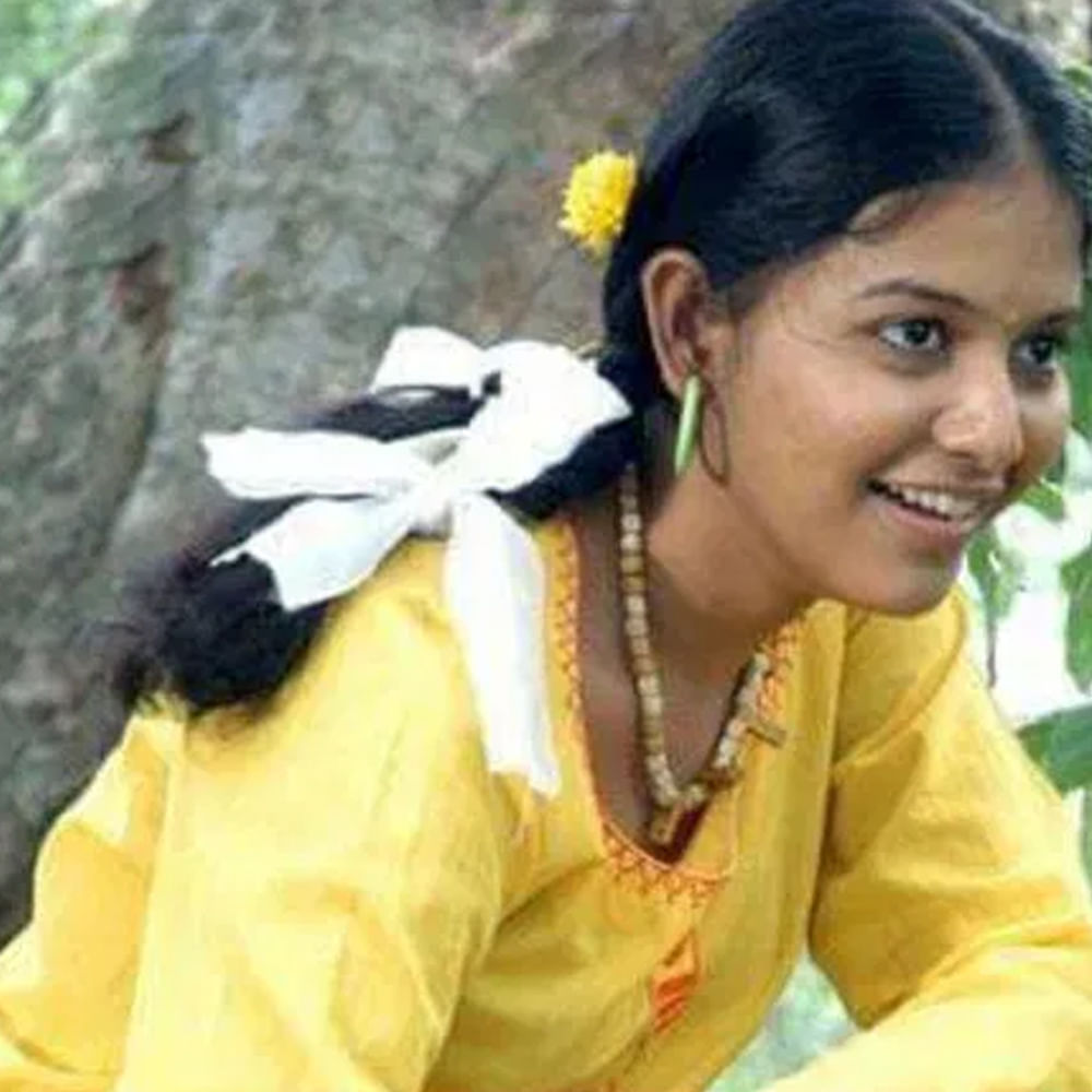 ప్రస్తుతం ఓ హీరోయిన్ చిన్ననాటి ఫోటో ఇంటర్నెట్‌లో హల్‌చల్ చేస్తోంది. పైన ఫోటోలో కనిపిస్తున్న అమ్మాయిని గుర్తుపట్టగలరా.. ? తెలుగులో ఫేమస్ హీరోయిన్. తక్కువ సమయంలోనే తెలుగు, తమిళం భాషలలో నటించి తనకంటూ మంచి గుర్తింపు తెచ్చుకుంది.  ఆమె బాలకృష్ణ, పవన్ కళ్యాణ్, వెంకటేష్ వంటి పెద్ద నటులతో కలిసి పనిచేసింది.