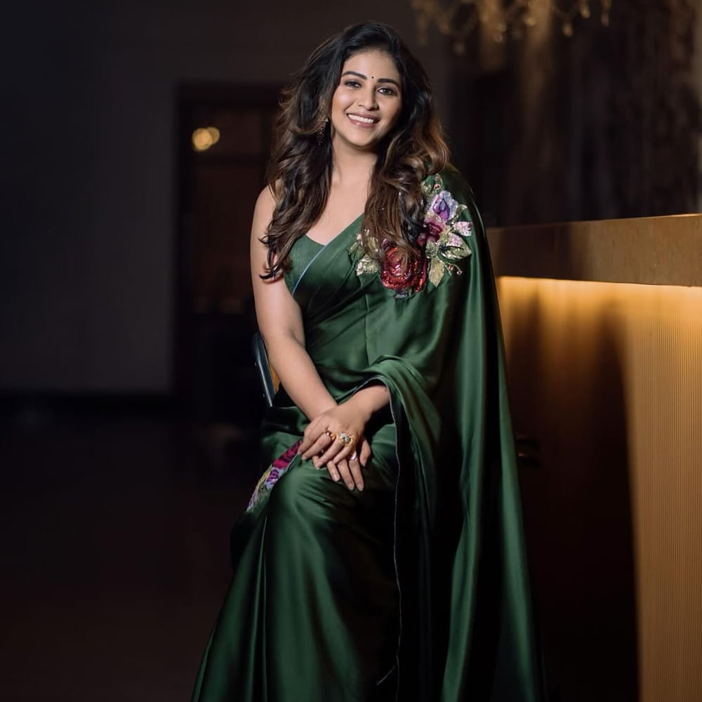 తెలుగులో గీతాంజలి అనే కామెడీ హర్రర్ చిత్రంలో కనిపించింది. ఇందులో తన కామెడీ టైమింగ్, యాక్టింగ్ తో ఆకట్టుకుంది. ఇటీవల రామ్ చరణ్ నటించిన గేమ్ ఛేంజర్ చిత్రంలో కీలకపాత్ర పోషఇంచింది. ఇందులో కియారా అద్వానీ కథానాయికగా నటించిన సంగతి తెలిసిందే. ఈ సినిమా తర్వాత మరో ప్రాజెక్ట్ అనౌన్స్ చేయలేదు. 