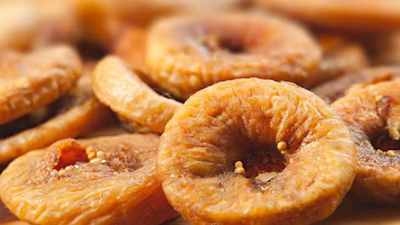 అంజీర్ పండ్లు ఆరోగ్యానికి ఎంతో మేలు చేస్తాయి. మీ రోజువారీ ఆహారంలో అంజీర్ పండ్లను చేర్చుకోవడం వల్ల అనేక వ్యాధులు నయమవుతాయి. ప్రతిరోజూ ఒక అంజీర్ తినడం మంచిది. అంజీర్ పండ్లు దాదాపు అన్ని ఆరోగ్య సమస్యలకు పరిష్కారం చూపుతాయి.