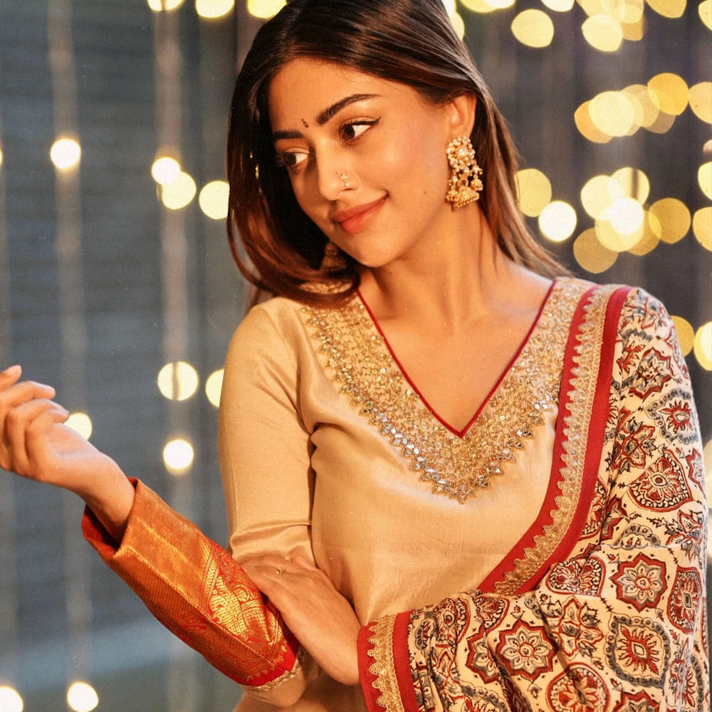 అను తండ్రి తంకచన్ ఇమ్మాన్యుయేల్, ఒక ప్రముఖ మలయాళ చిత్ర నిర్మాత. చిన్నతనంలోనే నటనపై ఆసక్తి పెంచుకున్న అను, తన సినీ ప్రస్థానాన్ని బాలనటిగా మొదలుపెట్టింది. అను తొలిసారిగా 2011లో "స్వప్న సంచారి" అనే మలయాళ చిత్రంలో బాలనటిగా కనిపించింది.