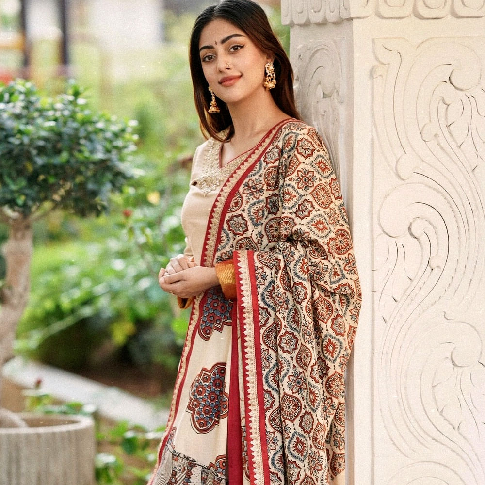 తర్వాత ఆమె పవన్ కళ్యాణ్‌తో "అజ్ఞాతవాసి", అల్లు అర్జున్‌తో "నా పేరు సూర్య" వంటి తెలుగు చిత్రాలలో నటించింది, అయితే ఈ చిత్రాలు ఆశించిన విజయం సాధించలేదు. దాంతో తమిళ్ లో అదృష్టాన్ని పరీక్షించుకుంది. తమిళంలో "తుప్పరివాలన్" (2017)తో అరంగేట్రం చేసిన ఈబ్యూటీ, "నమ్మ వీట్టు పిళ్లై" (2019) చిత్రంతో కమర్షియల్ విజయం సాధించింది.