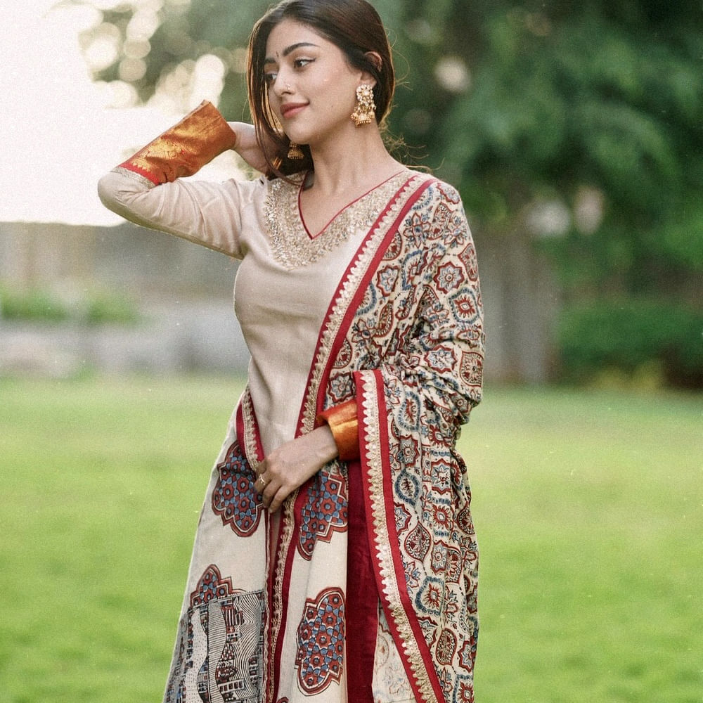 ప్రస్తుతం అను చేతిలో పెద్దగా చెప్పుకోదగ్గ సినిమాలు లేవు. దాంతో సోషల్ మీడియాలోనే ఎక్కువ సమయం గడుపుతుంది ఈ చిన్నది. తాజాగా అను ఇమ్మాన్యుయేల్ షేర్ చేసిన ఫోటోలు సోషల్ మీడియాలో వైరల్ గా మారాయి. తన అందంతో మరోసారి కవ్వించింది ఈ వయ్యారి భామ. 