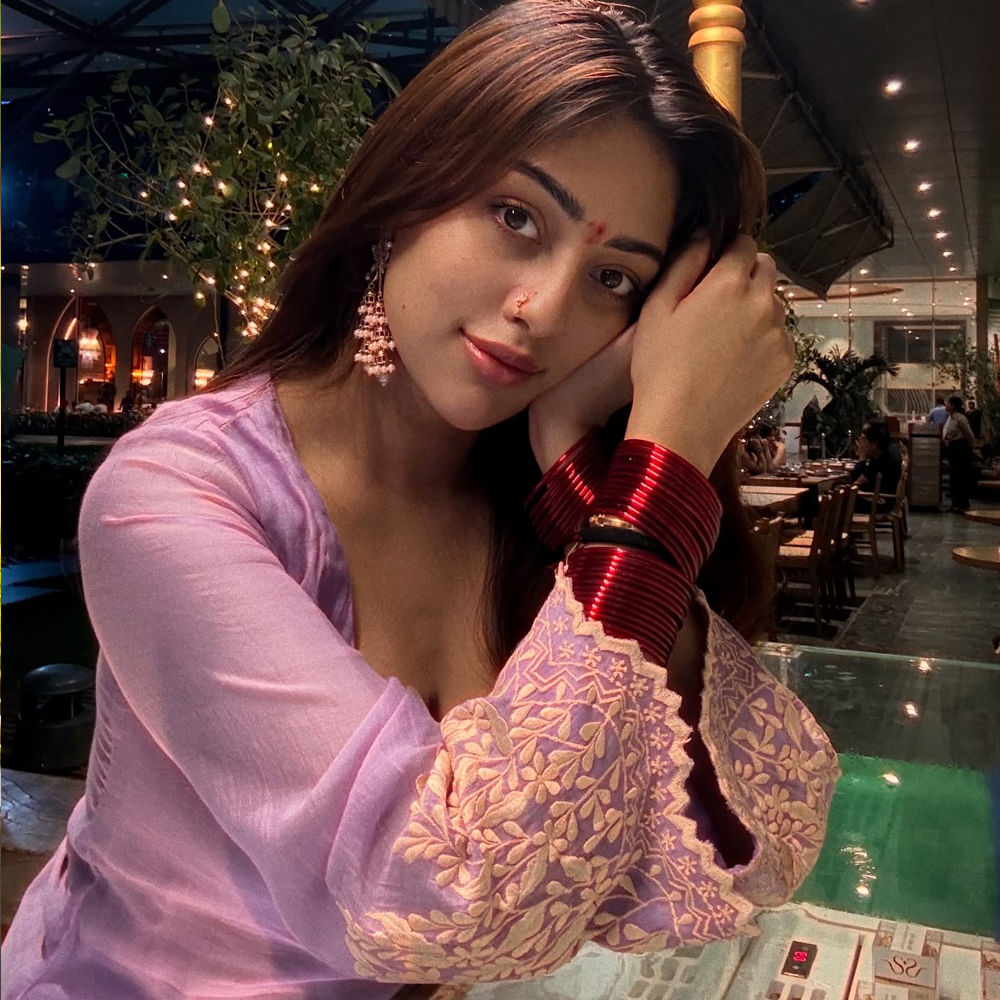 దీంతో కొద్ది కాలంగా ఇండస్ట్రీకి దూరంగా ఉంటుంది. చాలాకాలంగా బిగ్ స్క్రీన్ పై సందడి చేయని అను.. ఇప్పుడు సోషల్ మీడియాలో అలరిస్తుంది. అను తండ్రి తంకచన్ ఇమ్మాన్యుయేల్, ఒక ప్రముఖ మలయాళ చిత్ర నిర్మాత. చిన్నతనంలోనే నటనపై ఆసక్తి పెంచుకున్న అను, తన సినీ ప్రస్థానాన్ని బాలనటిగా మొదలుపెట్టింది.